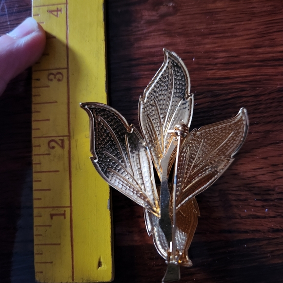 Vintage Pointsetta Brooch - Picture 6 of 6